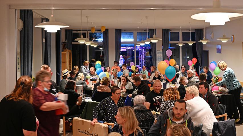Blick in den geschmückten Festsaal in Meeschendorf.
