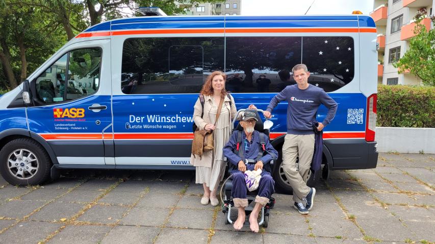 Unser Fahrgast mit Familie vor dem Wünschewagen