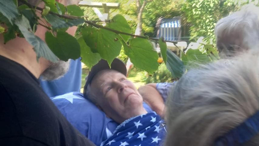 Frank im Garten des Sommerhauses